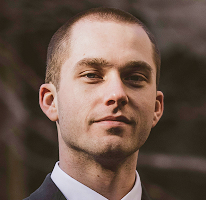 ポートレートで写るトレーディングアナリストのThomas Whitfield、暗号資産市場のエキスパート